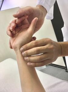 脈を診て病の原因を突き止める